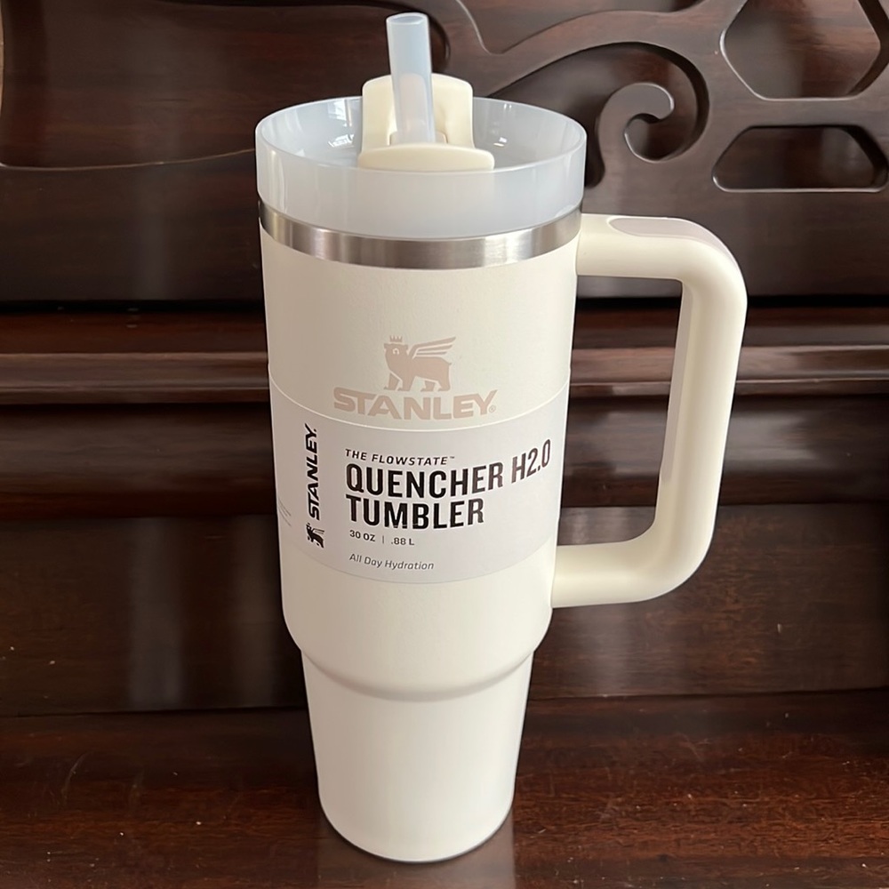 Hard to find NWT Stanley 30oz Quencher H2.0 Cream